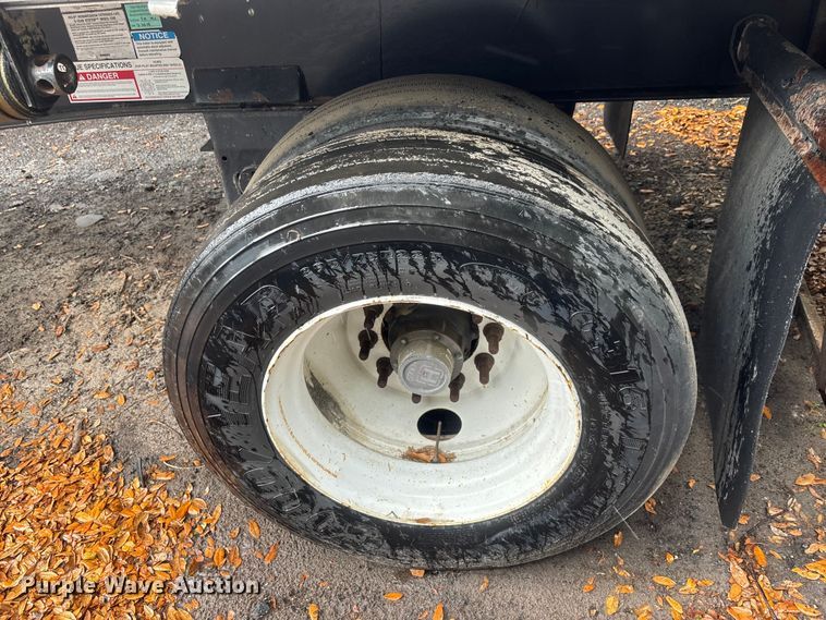 image for item DU0406 2017 Fontaine flatbed trailer