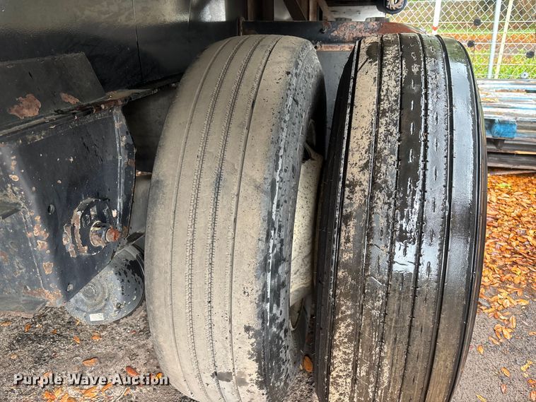 image for item DU0406 2017 Fontaine flatbed trailer