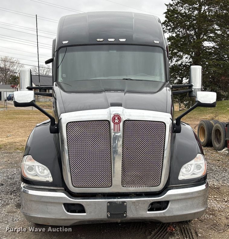 image for item DU2552 2018 Kenworth T680 semi truck