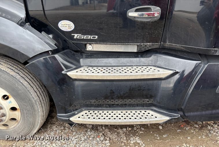 image for item DU2552 2018 Kenworth T680 semi truck