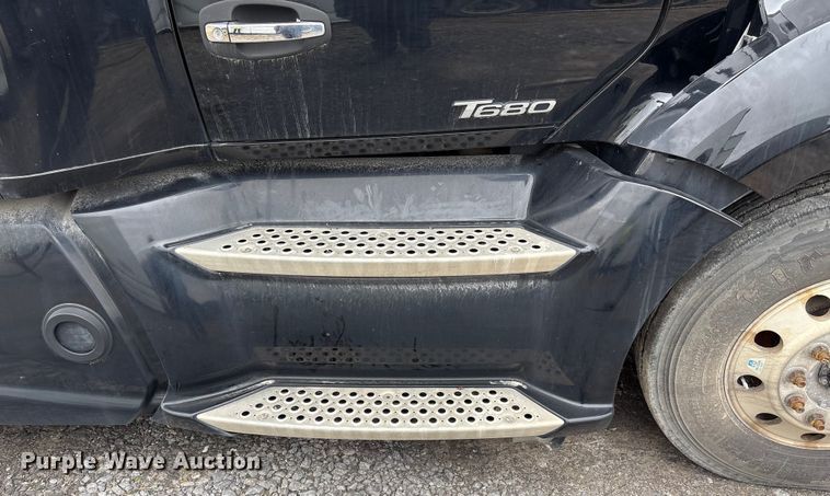 image for item DU2552 2018 Kenworth T680 semi truck