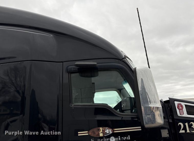 image for item DU2552 2018 Kenworth T680 semi truck
