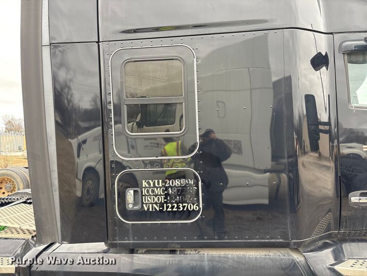 image for item DU2552 2018 Kenworth T680 semi truck
