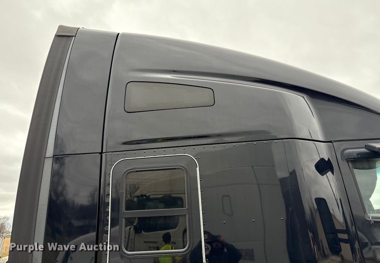 image for item DU2552 2018 Kenworth T680 semi truck