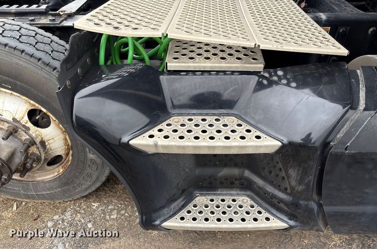 image for item DU2552 2018 Kenworth T680 semi truck