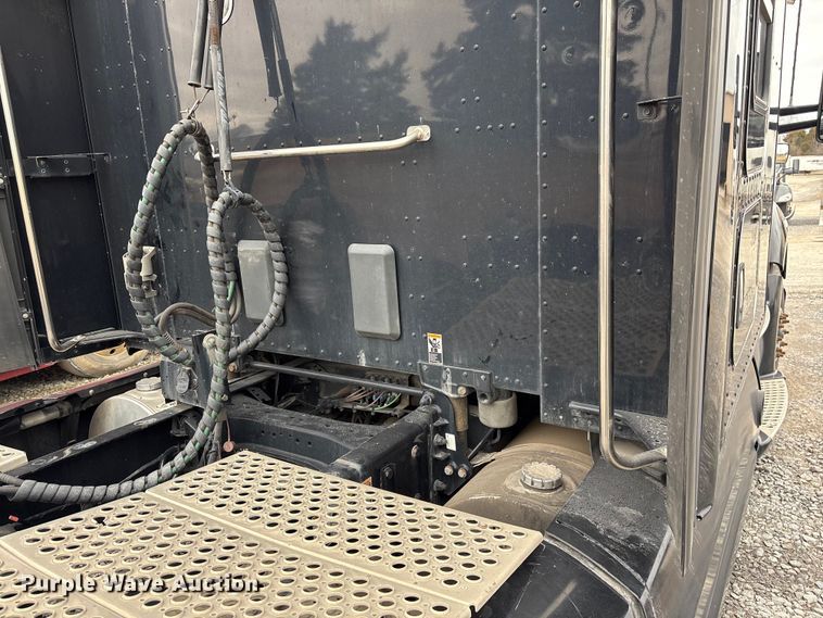 image for item DU2552 2018 Kenworth T680 semi truck