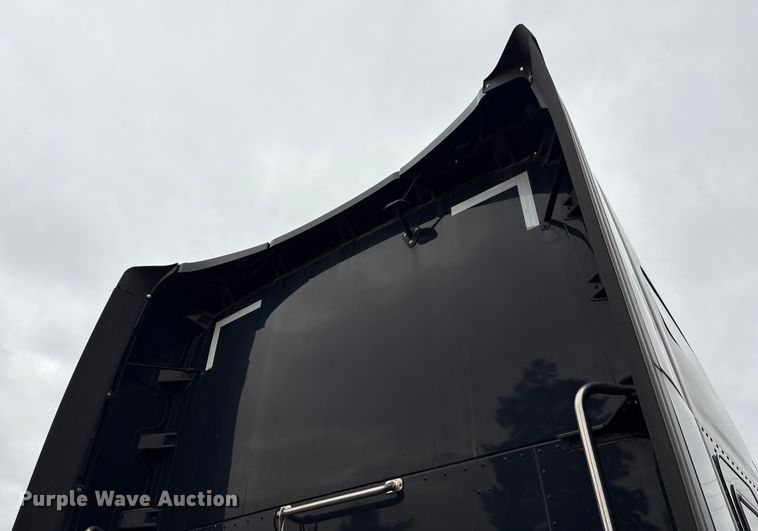 image for item DU2552 2018 Kenworth T680 semi truck