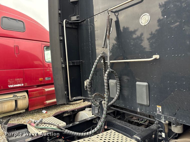 image for item DU2552 2018 Kenworth T680 semi truck