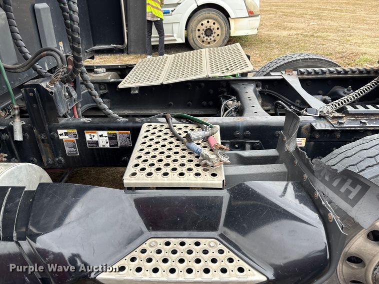 image for item DU2552 2018 Kenworth T680 semi truck