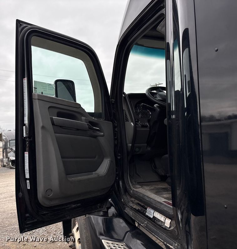 image for item DU2552 2018 Kenworth T680 semi truck