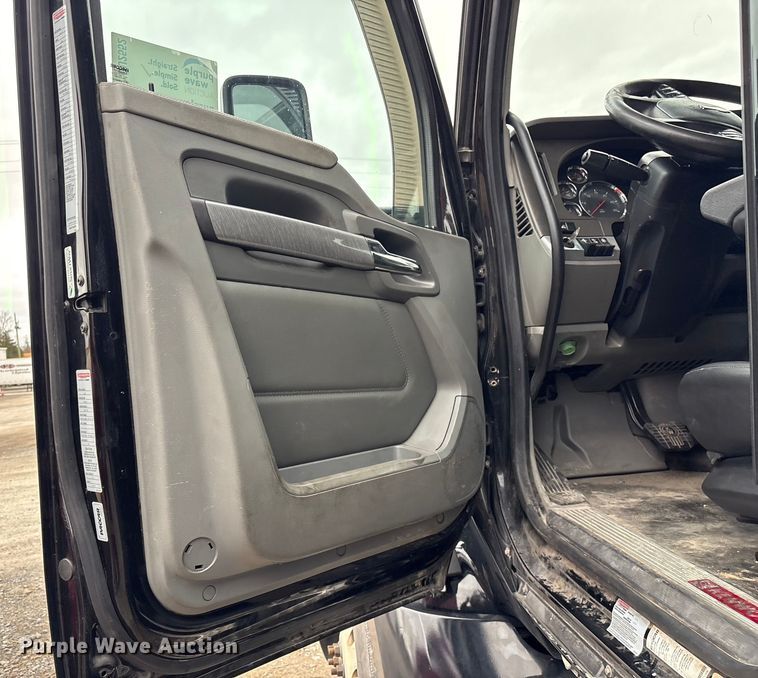 image for item DU2552 2018 Kenworth T680 semi truck