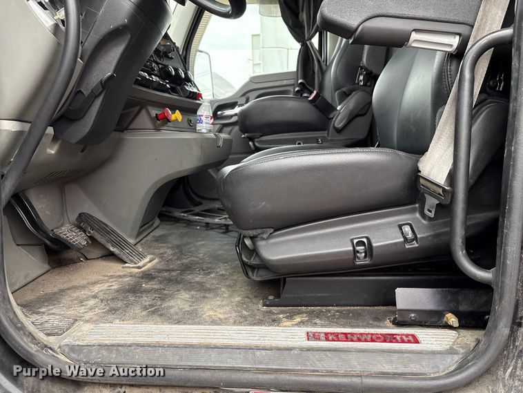 image for item DU2552 2018 Kenworth T680 semi truck