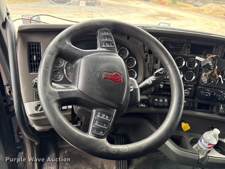 image for item DU2552 2018 Kenworth T680 semi truck