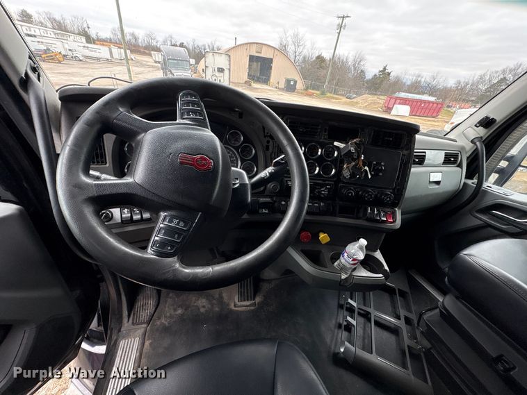 image for item DU2552 2018 Kenworth T680 semi truck