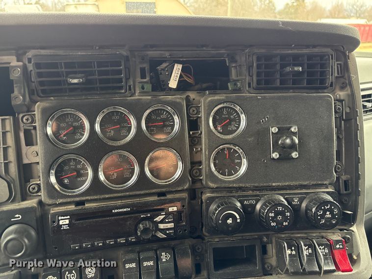 image for item DU2552 2018 Kenworth T680 semi truck