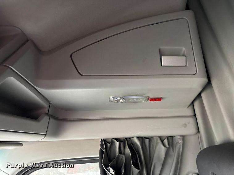 image for item DU2552 2018 Kenworth T680 semi truck