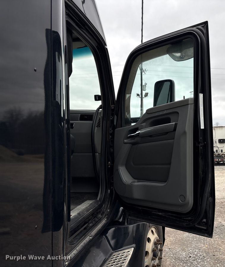 image for item DU2552 2018 Kenworth T680 semi truck