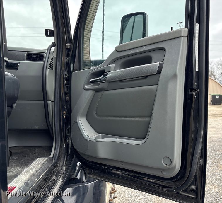 image for item DU2552 2018 Kenworth T680 semi truck