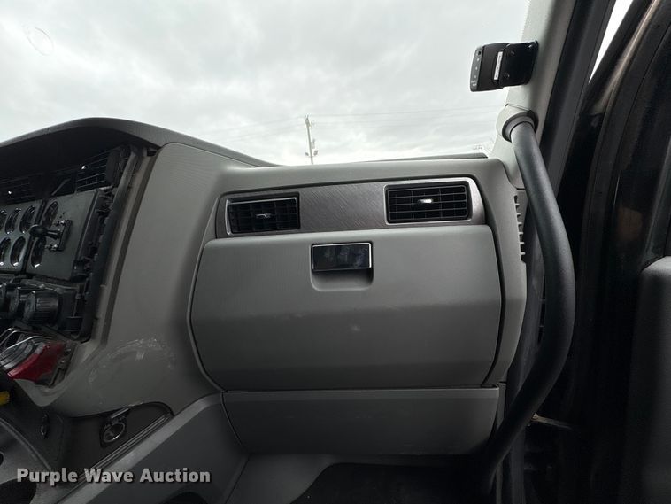 image for item DU2552 2018 Kenworth T680 semi truck