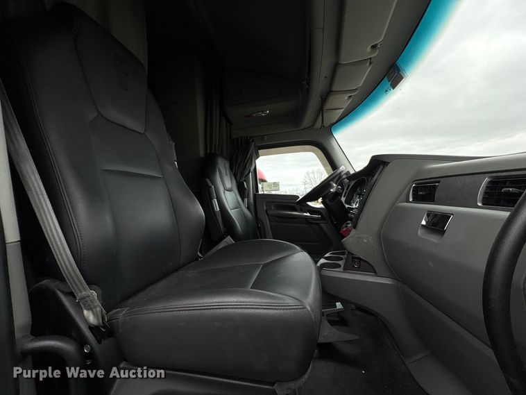 image for item DU2552 2018 Kenworth T680 semi truck