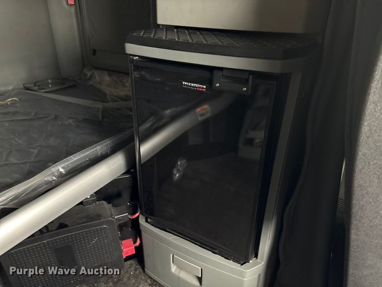 image for item DU2552 2018 Kenworth T680 semi truck