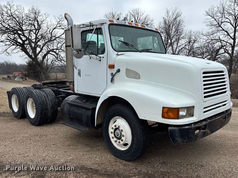 image for item EA4505 1996 International F8200 semi truck