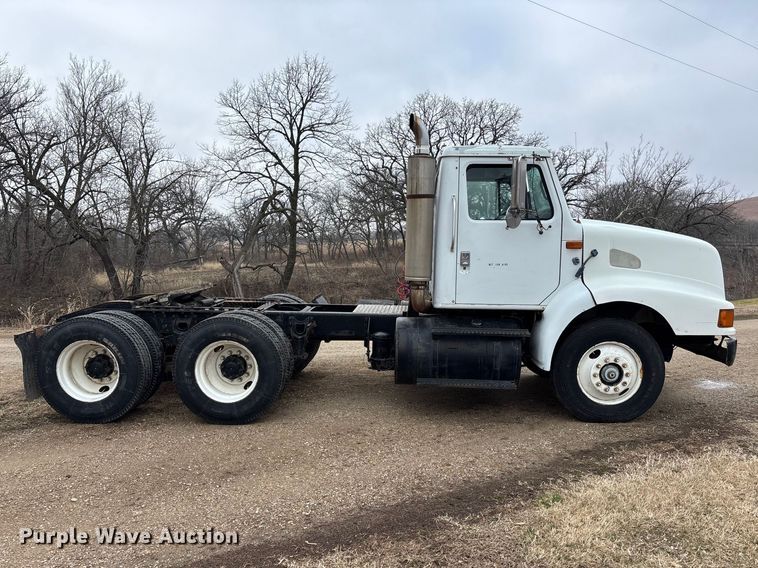 image for item EA4505 1996 International F8200 semi truck