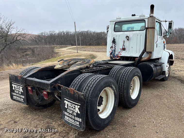 image for item EA4505 1996 International F8200 semi truck