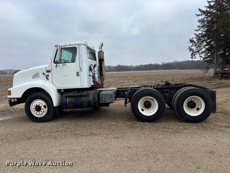 image for item EA4505 1996 International F8200 semi truck