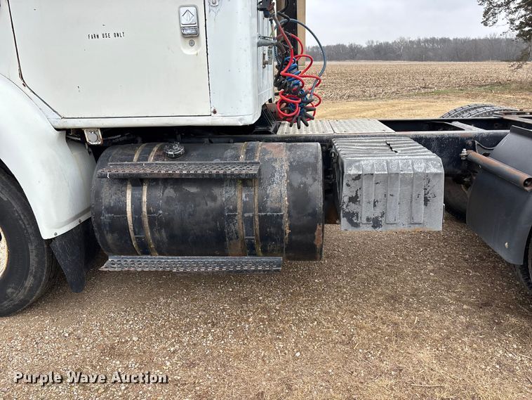 image for item EA4505 1996 International F8200 semi truck