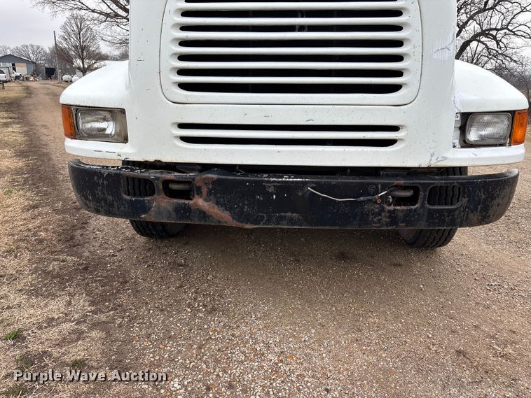 image for item EA4505 1996 International F8200 semi truck