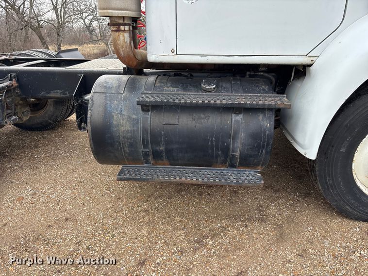 image for item EA4505 1996 International F8200 semi truck