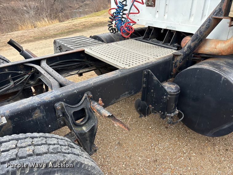 image for item EA4505 1996 International F8200 semi truck