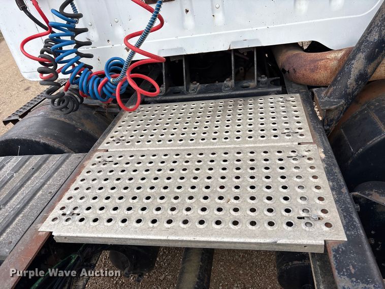 image for item EA4505 1996 International F8200 semi truck