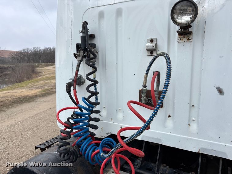 image for item EA4505 1996 International F8200 semi truck