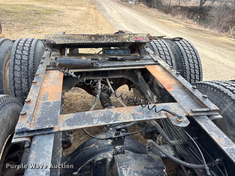 image for item EA4505 1996 International F8200 semi truck