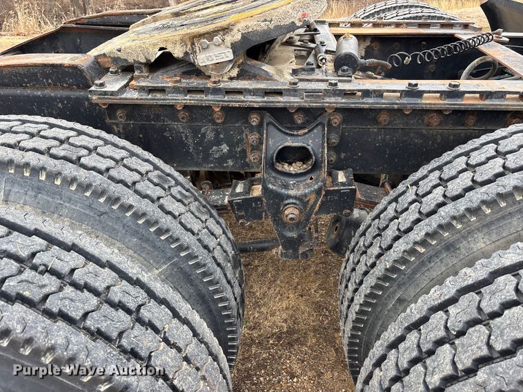 image for item EA4505 1996 International F8200 semi truck