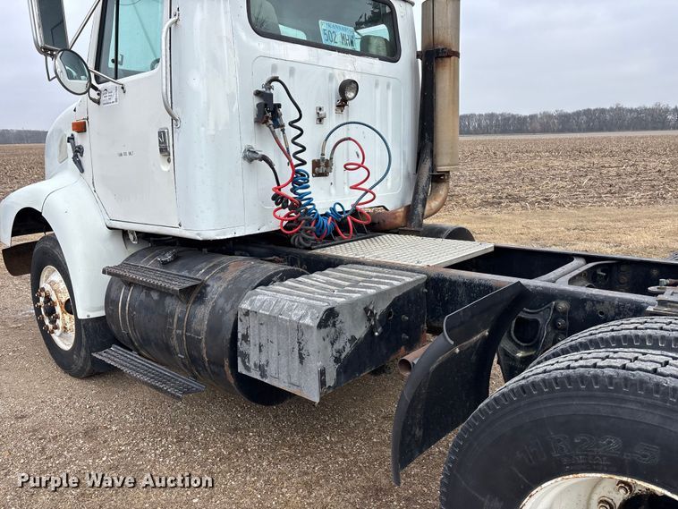 image for item EA4505 1996 International F8200 semi truck