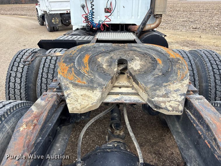 image for item EA4505 1996 International F8200 semi truck