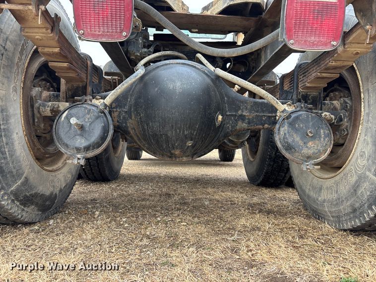 image for item EA4505 1996 International F8200 semi truck