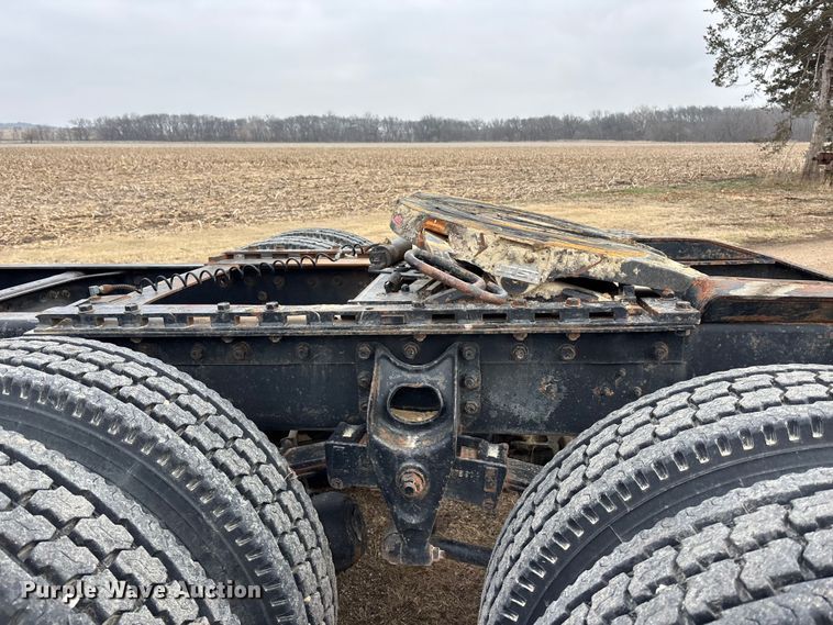 image for item EA4505 1996 International F8200 semi truck