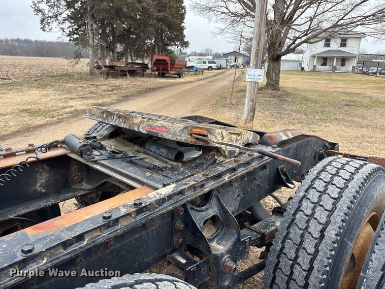 image for item EA4505 1996 International F8200 semi truck