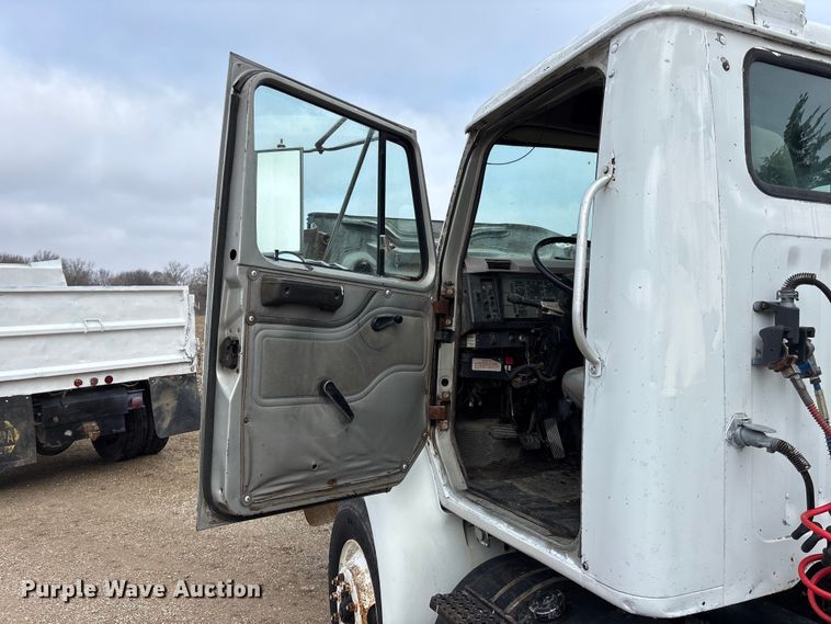 image for item EA4505 1996 International F8200 semi truck