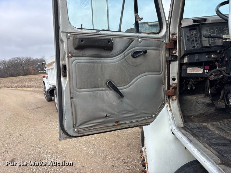 image for item EA4505 1996 International F8200 semi truck