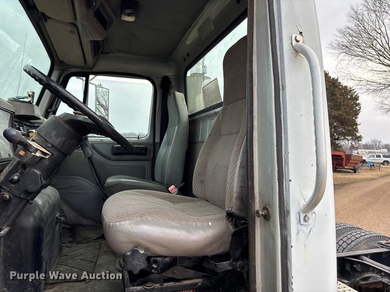 image for item EA4505 1996 International F8200 semi truck