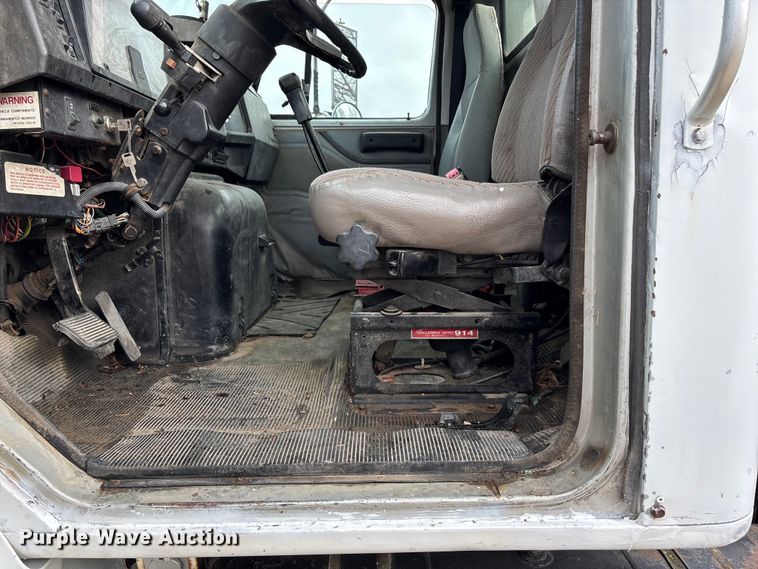 image for item EA4505 1996 International F8200 semi truck