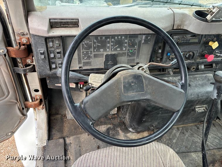 image for item EA4505 1996 International F8200 semi truck