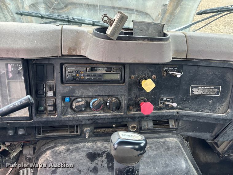 image for item EA4505 1996 International F8200 semi truck