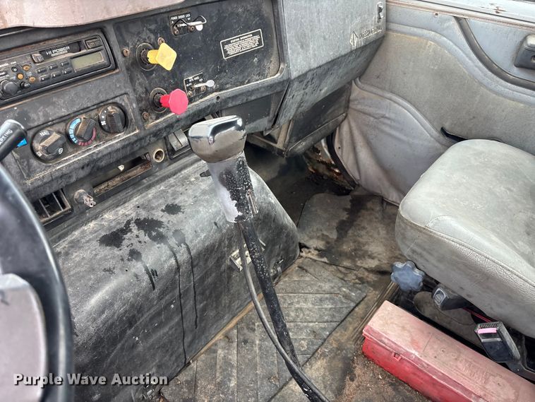 image for item EA4505 1996 International F8200 semi truck