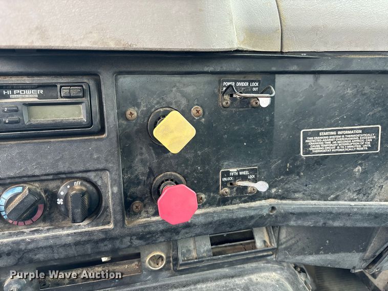 image for item EA4505 1996 International F8200 semi truck